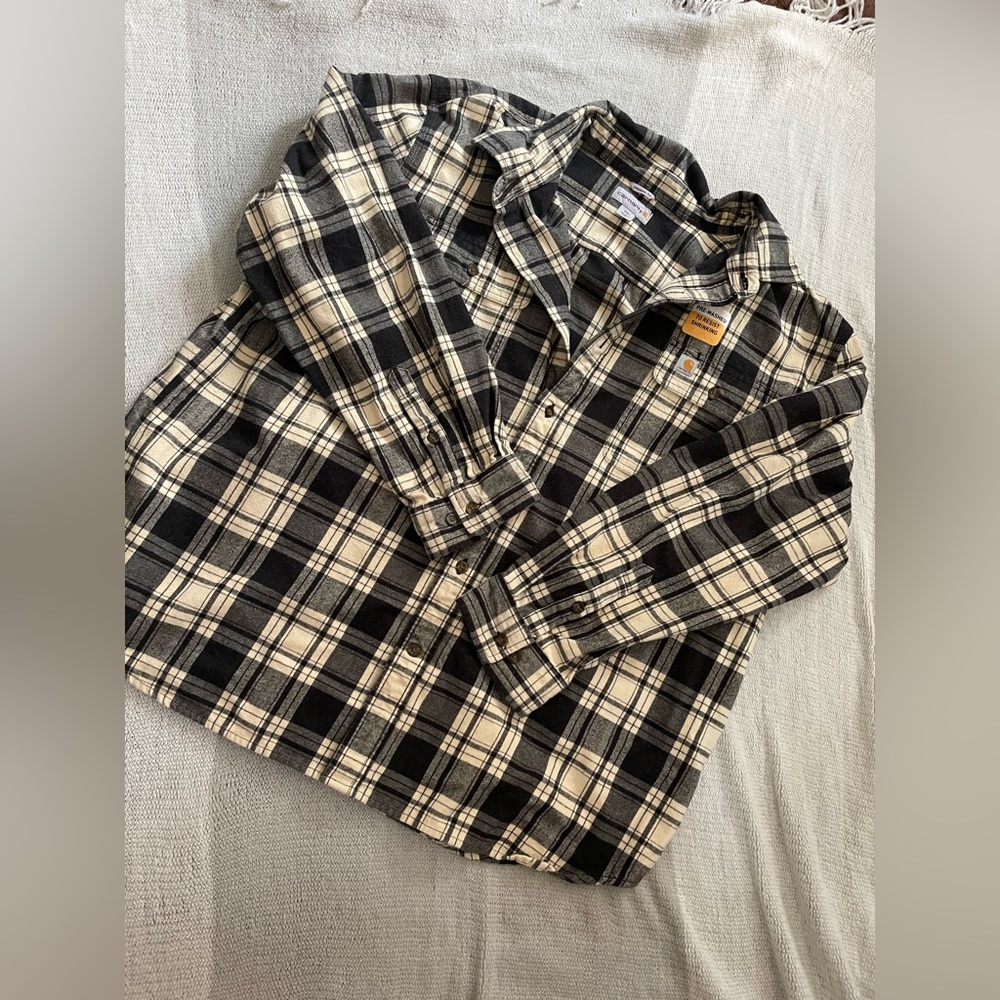 Thick/ heavy carhartt flannel button up